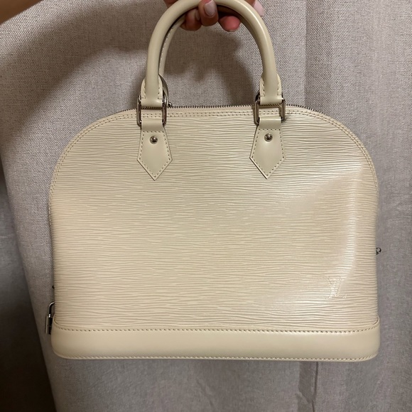 LV epi alma pm bag. - Picture 1 of 10